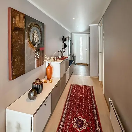 شقة Cozy In With Kitchen